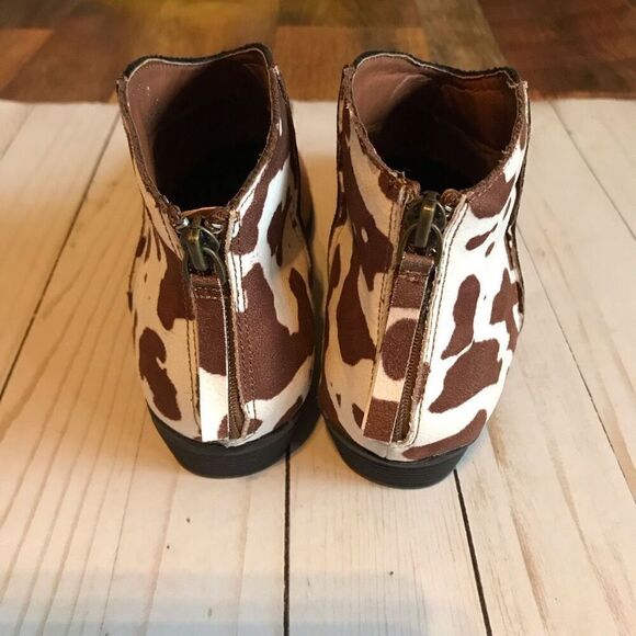 True Craft faux suede cow print brown cow print Ankle Boots SZ 6 - Picture 3 of 6